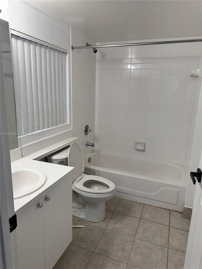 Building Photo - 2131 SE 10th Ave