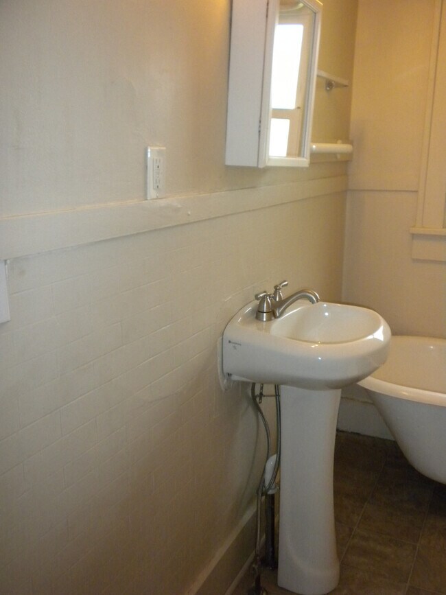 Building Photo - 2 bedroom/1 bathroom home