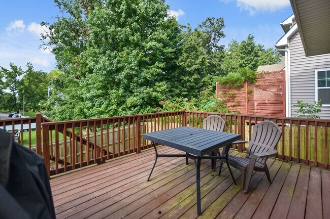 Building Photo - Pet Friendly Three Bedroom!