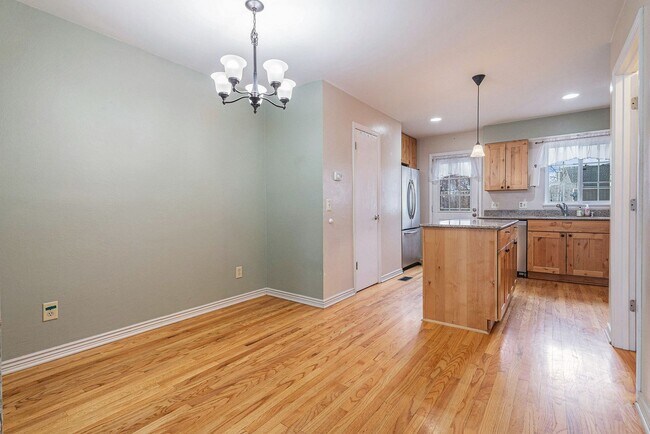 Building Photo - 3 Bedroom 2 Bathroom End Unit Townhome!
