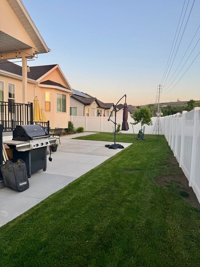 Building Photo - 6953 Canyon Meadows Dr