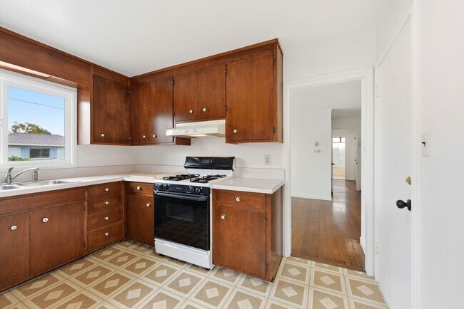 Building Photo - Charming single level family home located in sought after San Lorenzo Village.