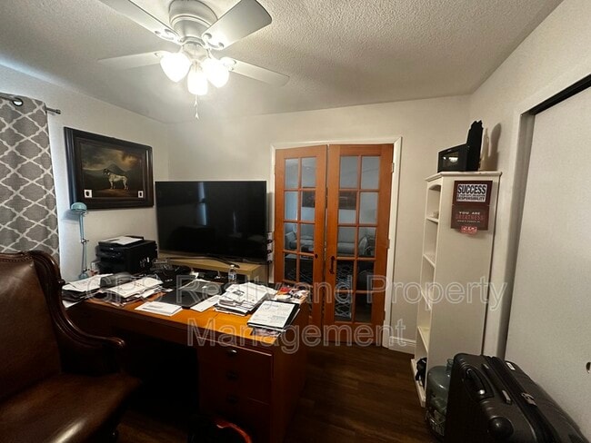 Building Photo - 651 Tam Ct