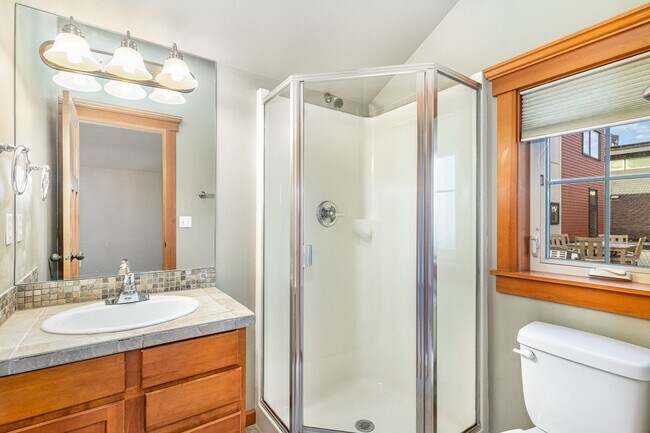 Building Photo - 3Bd/2.5Ba Seattle Townhome
