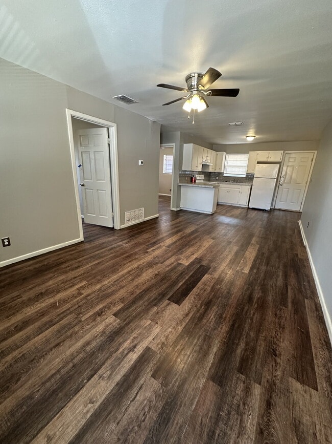Building Photo - Spacious Duplex with Off-Street Parking