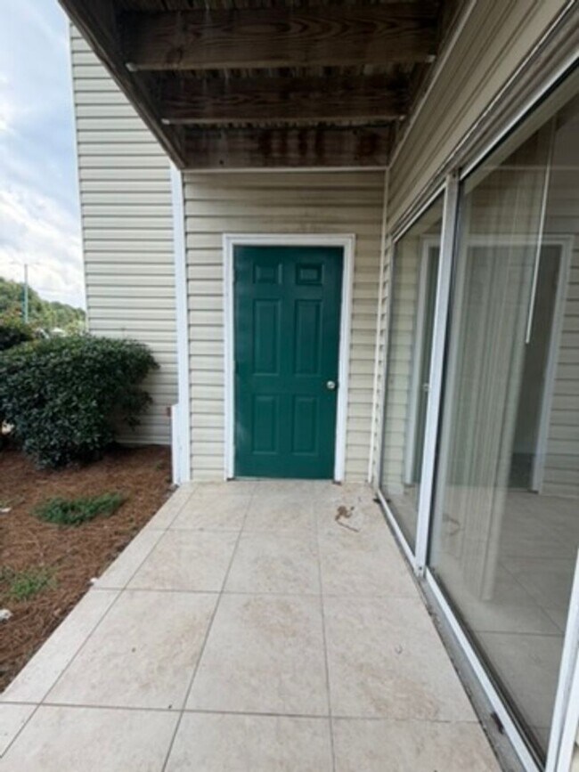 Building Photo - 25% OFF FIRST MONTH'S RENT -- Updated 2 Bedroom First Floor Condo