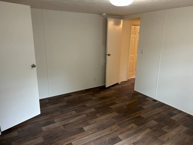 Building Photo - 1504 Jans Dr