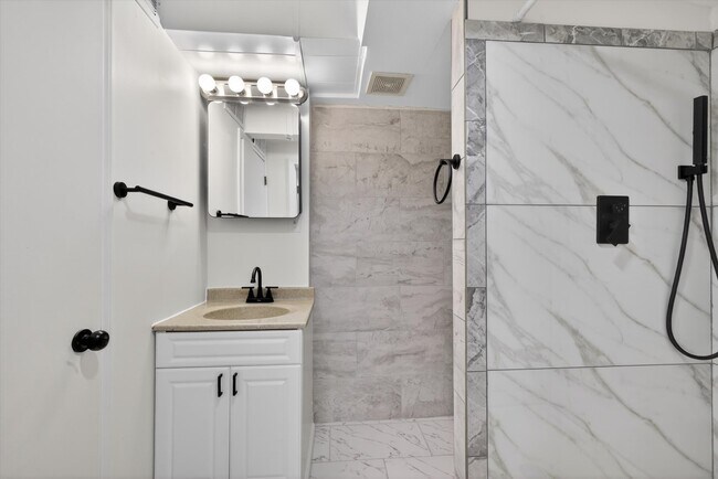 Building Photo - 599 E Graham Pl