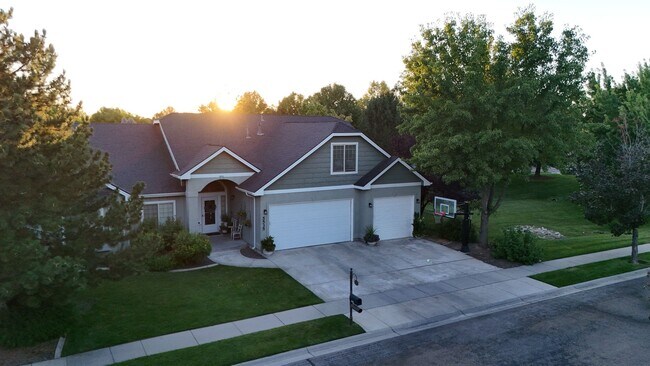 Building Photo - Lochsa Falls 5 Bedroom Home with Private B...