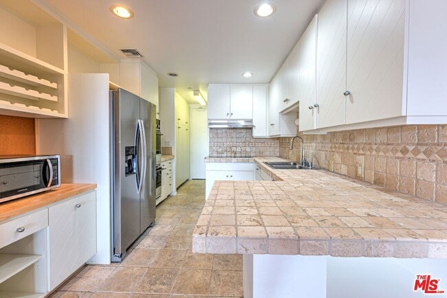 Building Photo - 10551 Wilshire Blvd