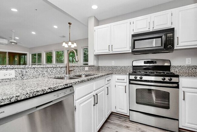 Building Photo - Bright 2BD/2BA Tennis Villa at Lake Norman!