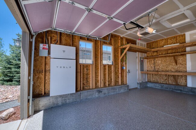 Building Photo - Beautiful 6 bedroom, 3 1/2 bathroom, 3-car garage - solar panels & EV charger available NOW!