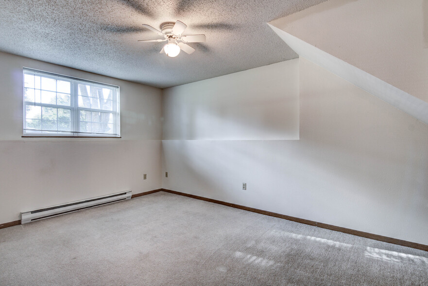 Building Photo - 627 Maple St