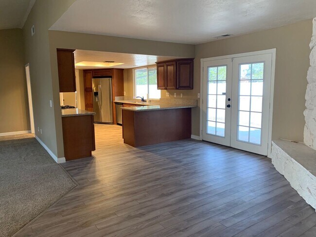 Building Photo - Beautiful Desert Knolls Home