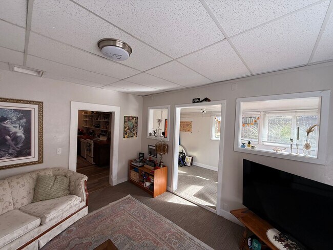 Building Photo - PRELEASING: 4 bdrm/1bath Sunny York Neighborhood home!