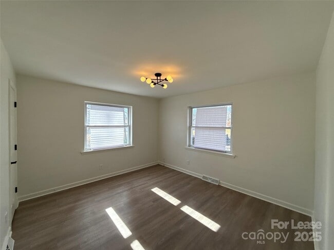 Building Photo - 1928 Russell Ave