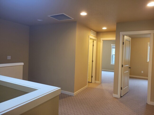 Building Photo - Beautiful Townhome in perfect location, only minutes from I-5