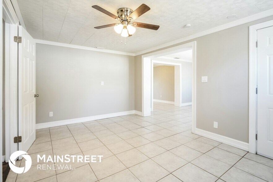 Building Photo - 4251 Oakfield Ave