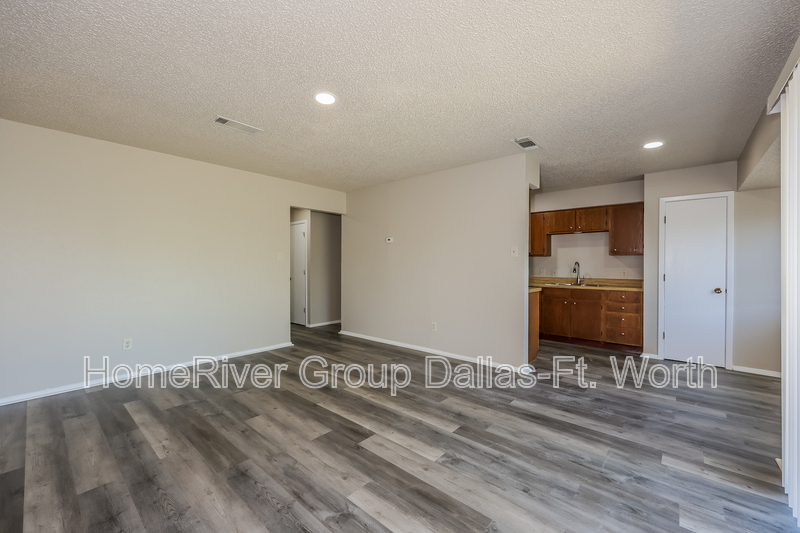 Building Photo - 8428 Raymond Ave