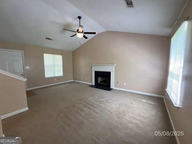 Building Photo - 260 Village Dr