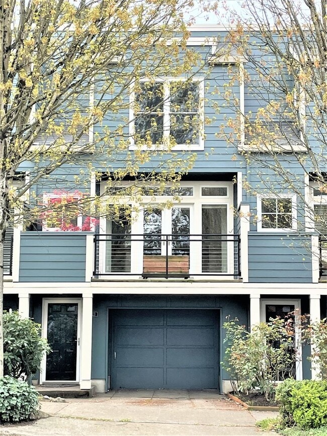 Building Photo - NW townhouse with double Master Suites, pa...