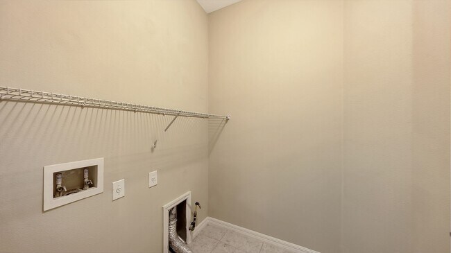 Building Photo - 2/2 plus den Villa in Fairfield with a 2 car garage