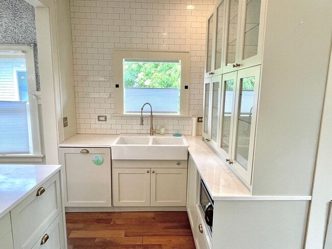 Building Photo - Gorgeous Rose City Park 4 bed Craftsman