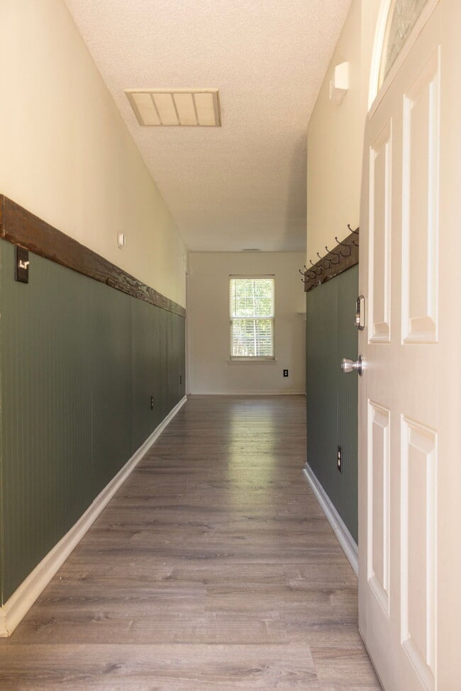 Building Photo - 3 bedrooms, Fenced in backyard, 12x24 shed, NO breed restrictions!