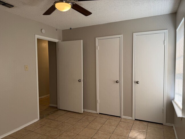 Building Photo - 2 Bedroom Duplex