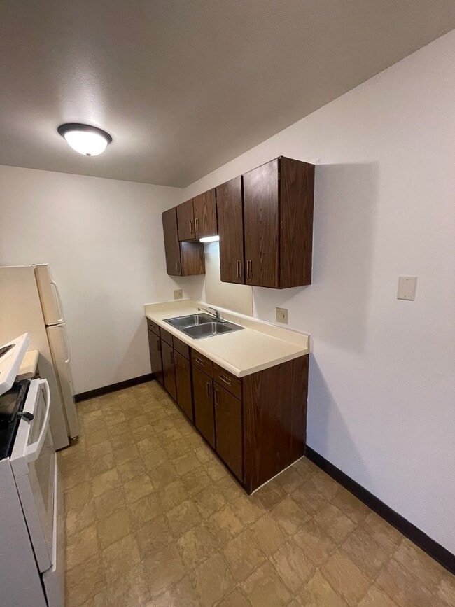 Building Photo - Sycamore Greens Apartments - Apply Today.