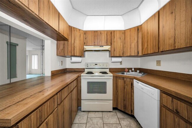 Building Photo - 2687 Pine Ridge Way S