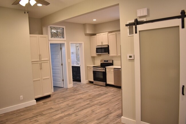 Building Photo - Newly Renovated Duplex in the Hill