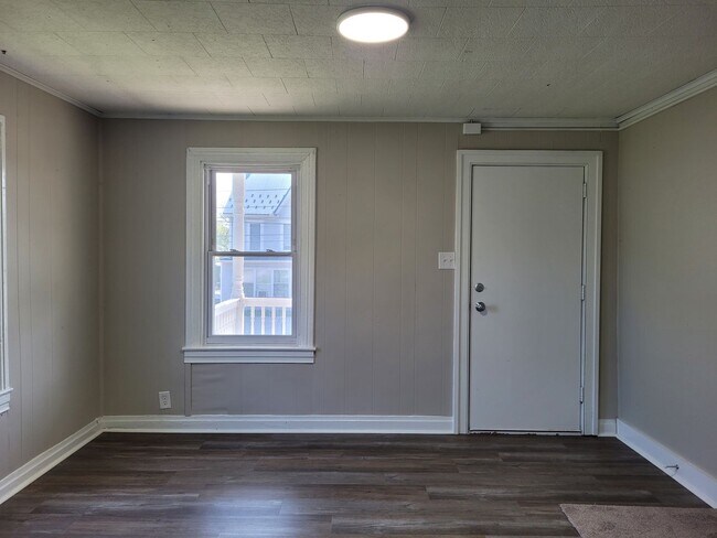 Building Photo - 127 W Burd St