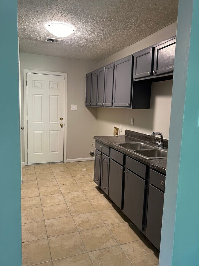 Building Photo - For lease 5 bedrooms at an affordable rate of $1,100.00