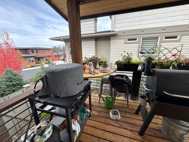 Building Photo - FULLY FURNISHED ALL-INCLUSIVE STUNNING HOM...