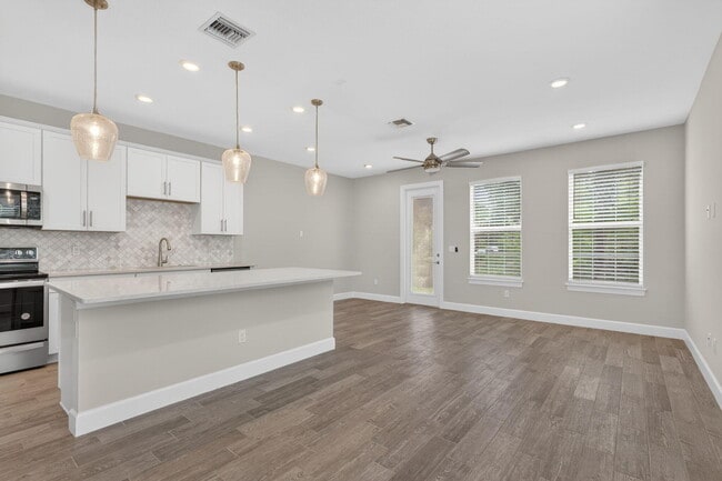Building Photo - 1887 SE Ocean Cove Way