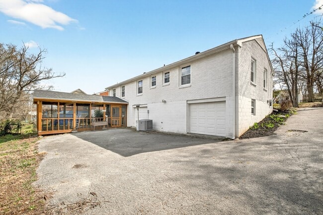 Building Photo - 340 Binkley Dr