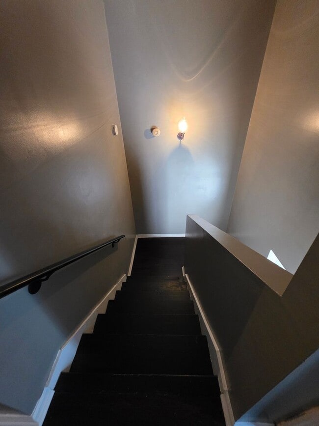 Building Photo - 2220 Woodridge Ln