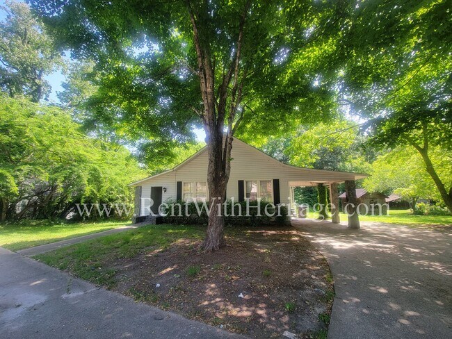 Building Photo - ENJOY THE PRESTIGE OF THIS CHARMING HOME I...