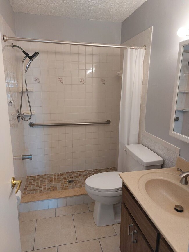 Building Photo - Adorable and Comfortable Sarasota Duplex! **Housing Choice Vouchers accepted**