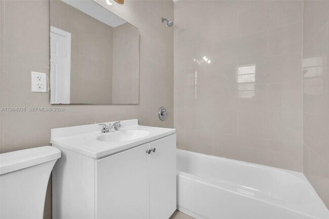 Building Photo - 2130 Bay Dr