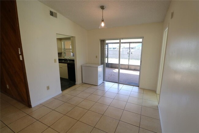 Building Photo - 5017 Oakshire Dr