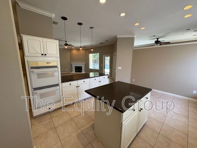 Building Photo - 2511 S Peppertree St