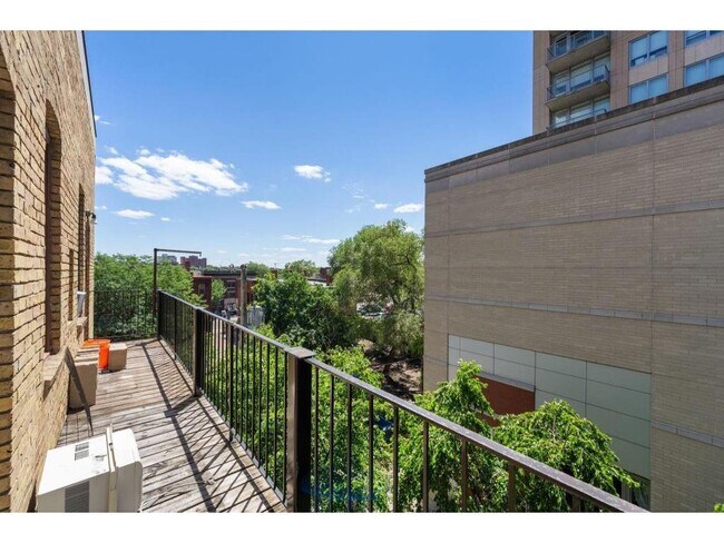 Building Photo - 609 S 9th St