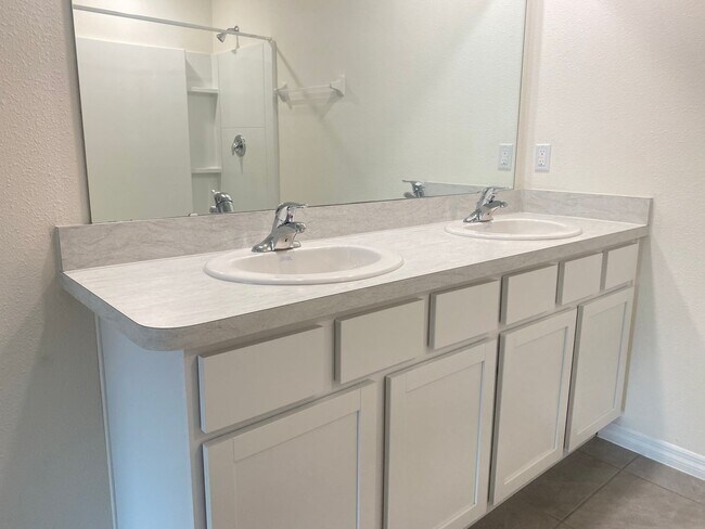 Building Photo - Beautiful 3/2 in Greystone Hills Gated Com...