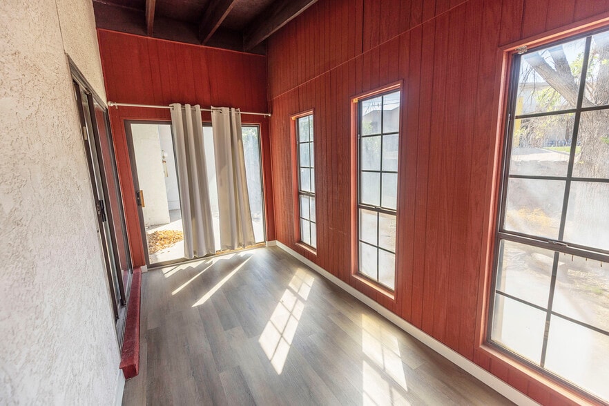 Building Photo - 3030 Hillrise Dr
