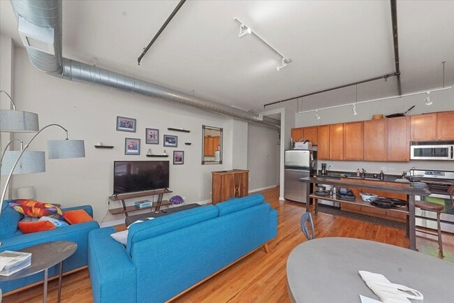 Building Photo - 4715 N Racine Ave