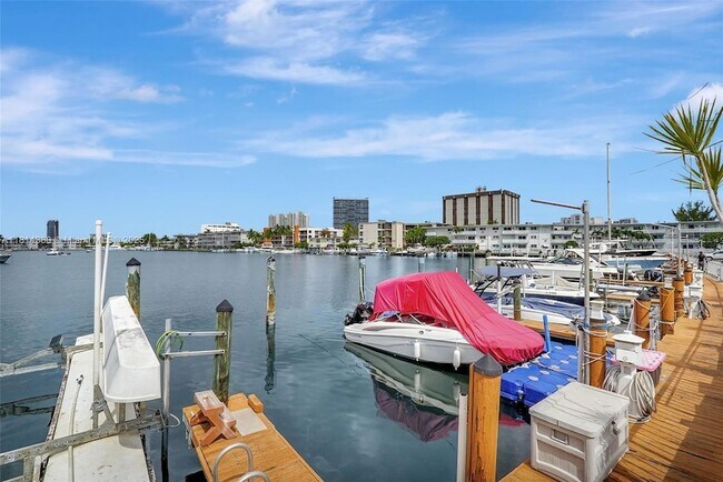 Building Photo - 100 Golden Isles Dr