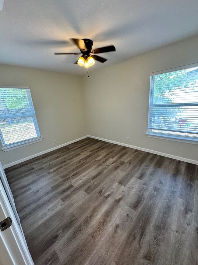 Building Photo - Ready For Move In - Nicely Renovated Large...
