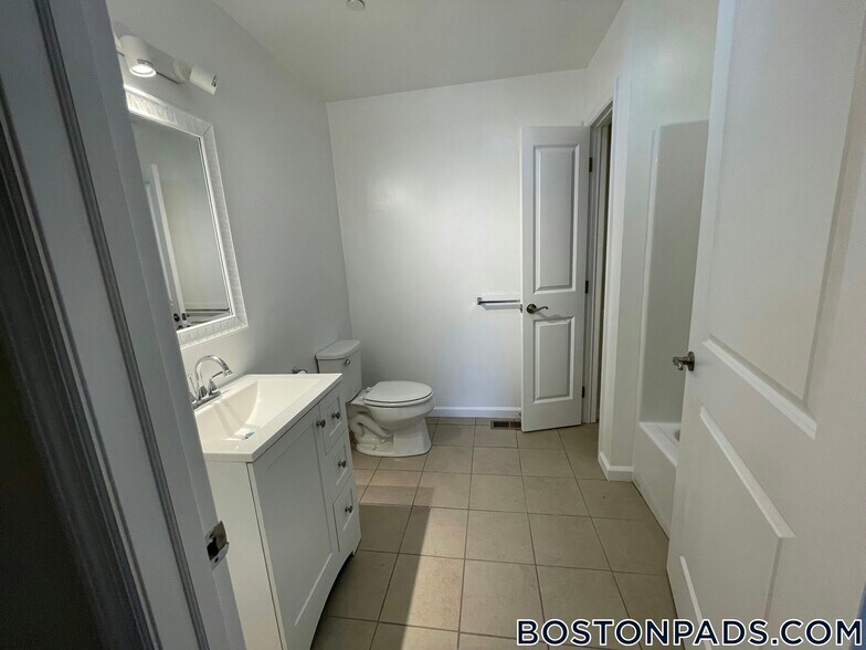 Building Photo - 152 Thornton St